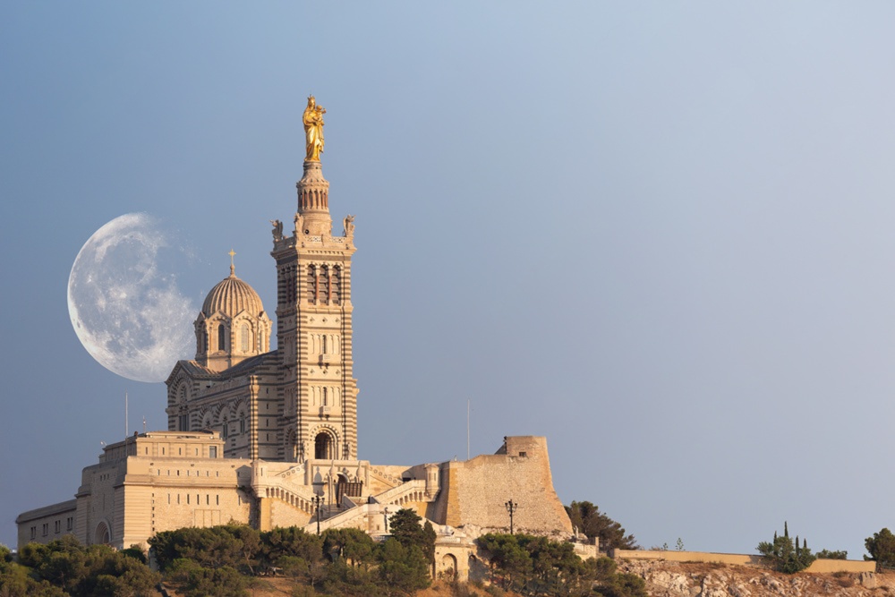 Basilique Notre-Dame de la Garde à Marseille, symbole de la ville et de notre ancrage local.